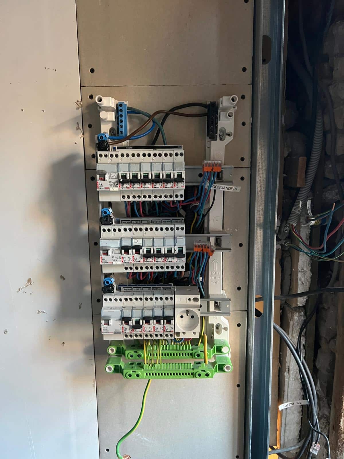 Tableau électrique moderne avec disjoncteurs et bornier de terre - EC Pays d'Auge Rénovation