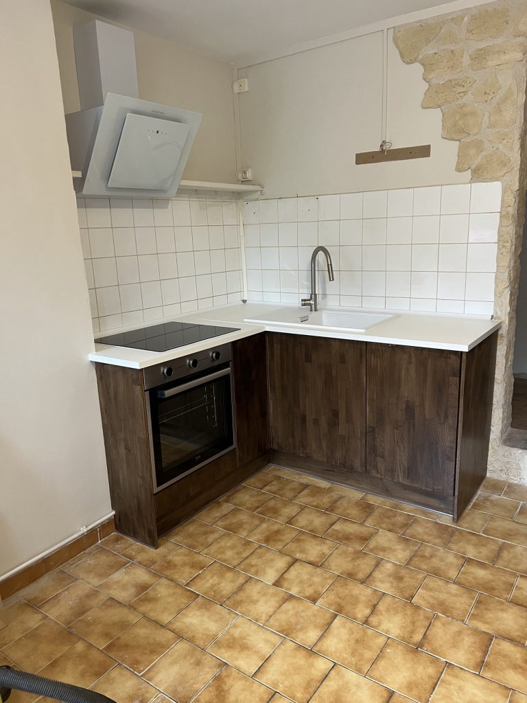 Fabrication et installation de cuisine d'angle sur mesure à Lisieux